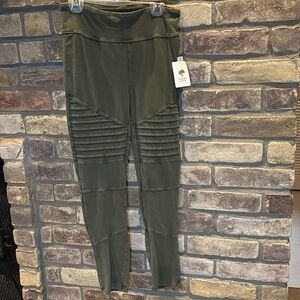 Tucker + Tate -Olive Green Moto Leggings - NEW
Size XL (14/16)